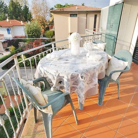 Raffinato Attico Vicino Al Mare Con Solarium Lido Di Camaiore Luaran gambar