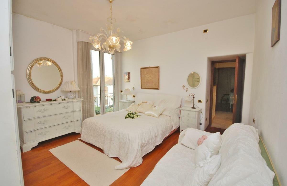 Raffinato Attico Vicino Al Mare Con Solarium Lido Di Camaiore Luaran gambar