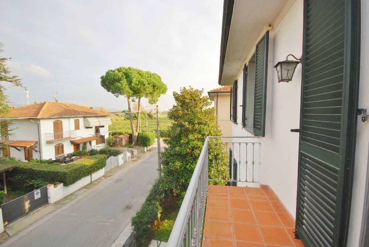 Raffinato Attico Vicino Al Mare Con Solarium Lido Di Camaiore Luaran gambar