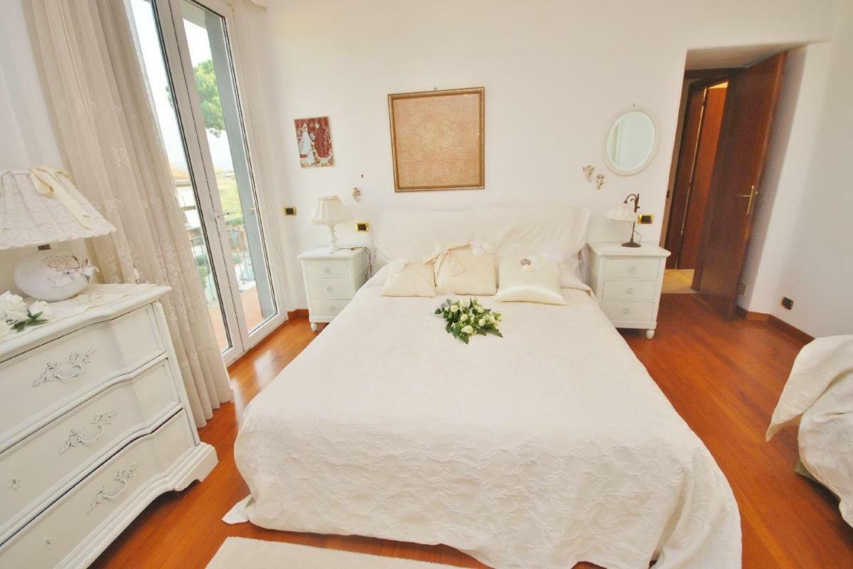 Raffinato Attico Vicino Al Mare Con Solarium Lido Di Camaiore Luaran gambar