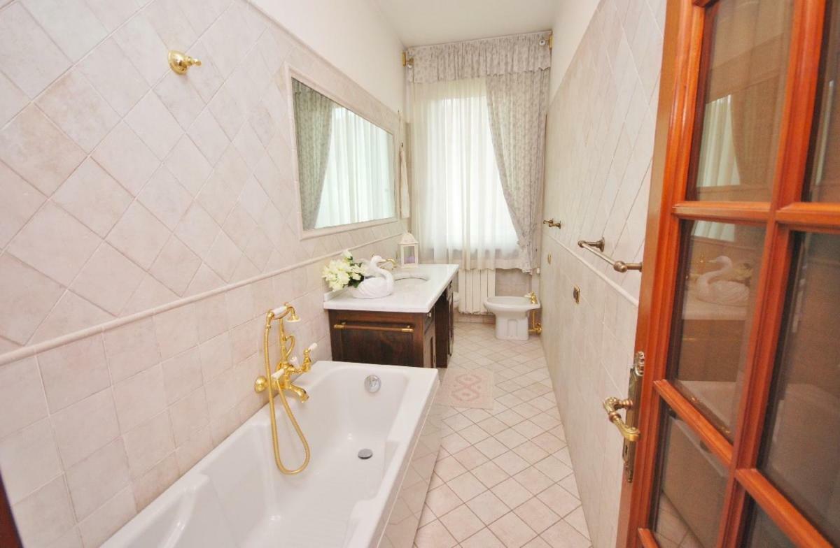 Raffinato Attico Vicino Al Mare Con Solarium Lido Di Camaiore Luaran gambar
