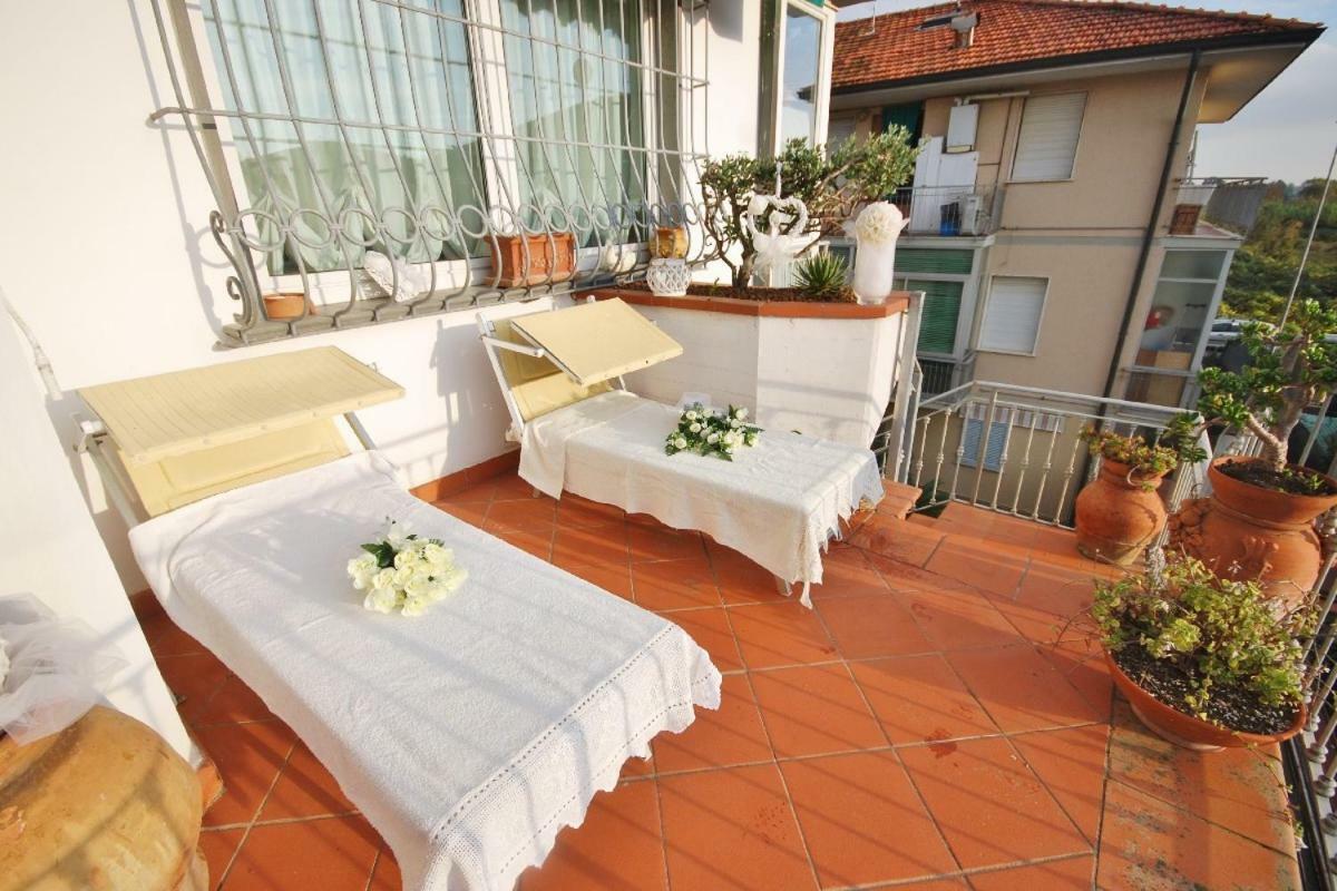 Raffinato Attico Vicino Al Mare Con Solarium Lido Di Camaiore Luaran gambar