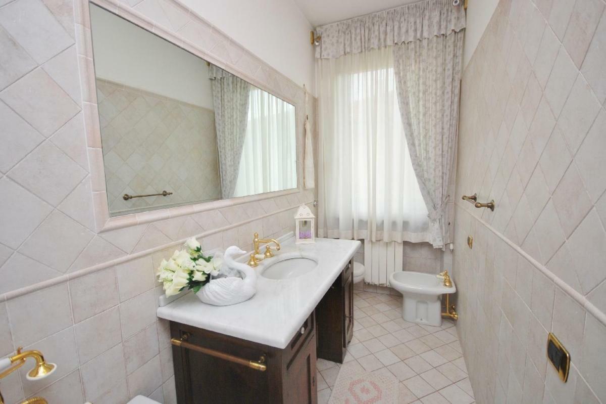 Raffinato Attico Vicino Al Mare Con Solarium Lido Di Camaiore Luaran gambar