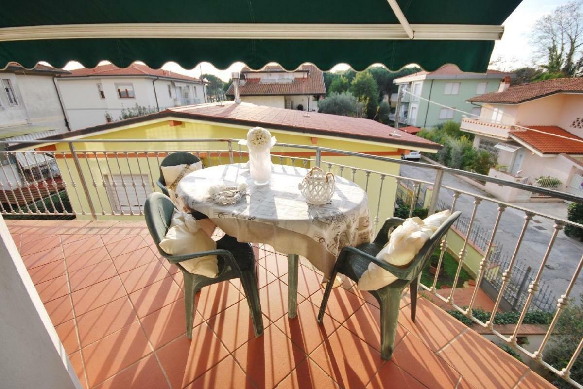 Raffinato Attico Vicino Al Mare Con Solarium Lido Di Camaiore Luaran gambar