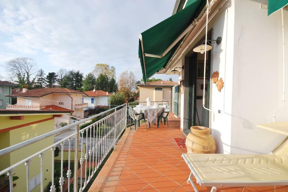 Raffinato Attico Vicino Al Mare Con Solarium Lido Di Camaiore Luaran gambar