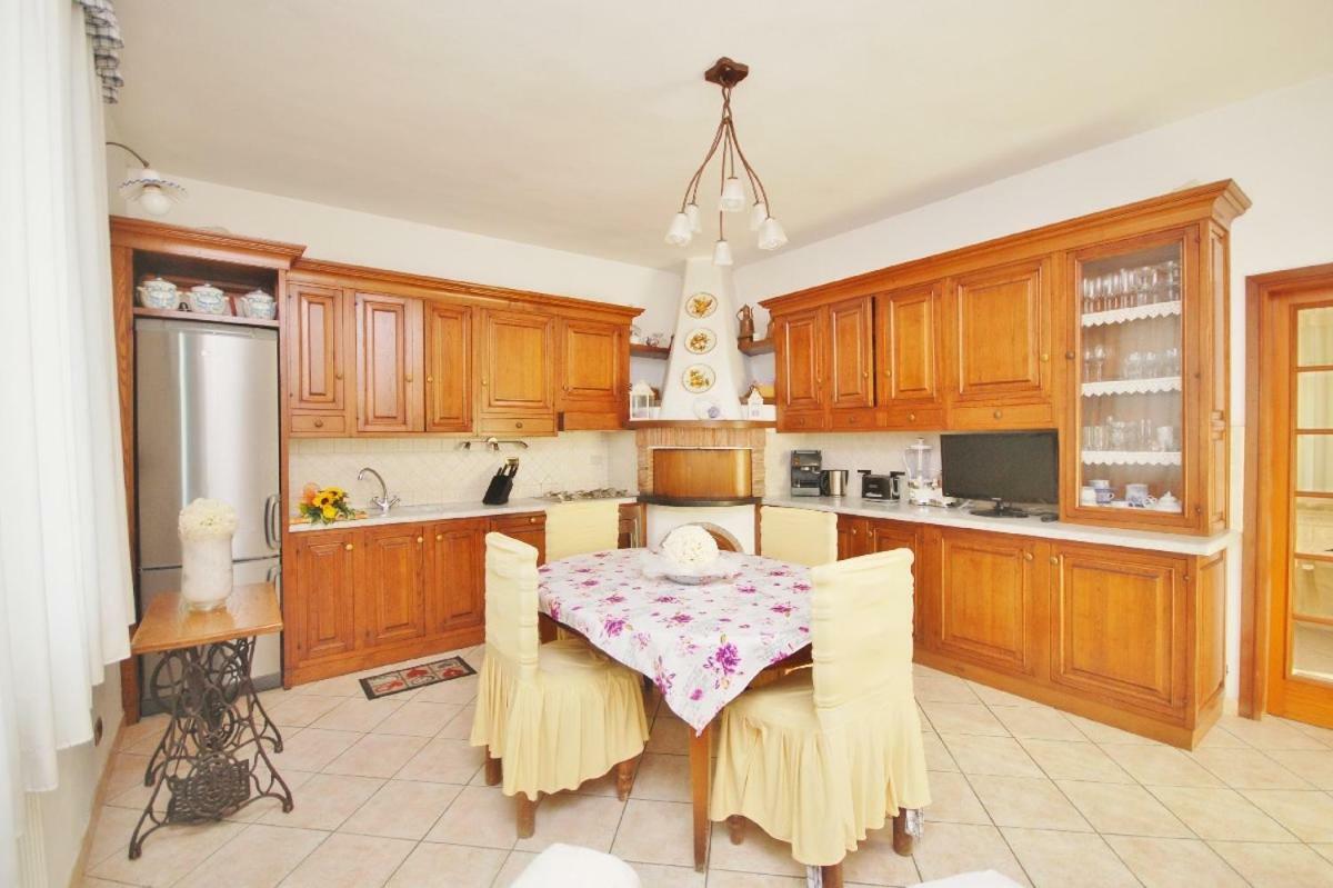 Raffinato Attico Vicino Al Mare Con Solarium Lido Di Camaiore Luaran gambar