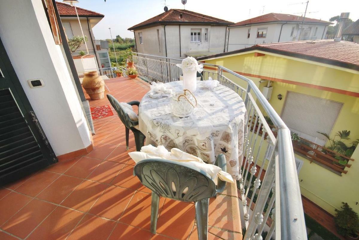 Raffinato Attico Vicino Al Mare Con Solarium Lido Di Camaiore Luaran gambar