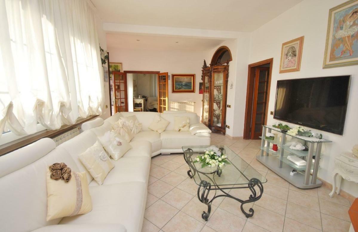 Raffinato Attico Vicino Al Mare Con Solarium Lido Di Camaiore Luaran gambar