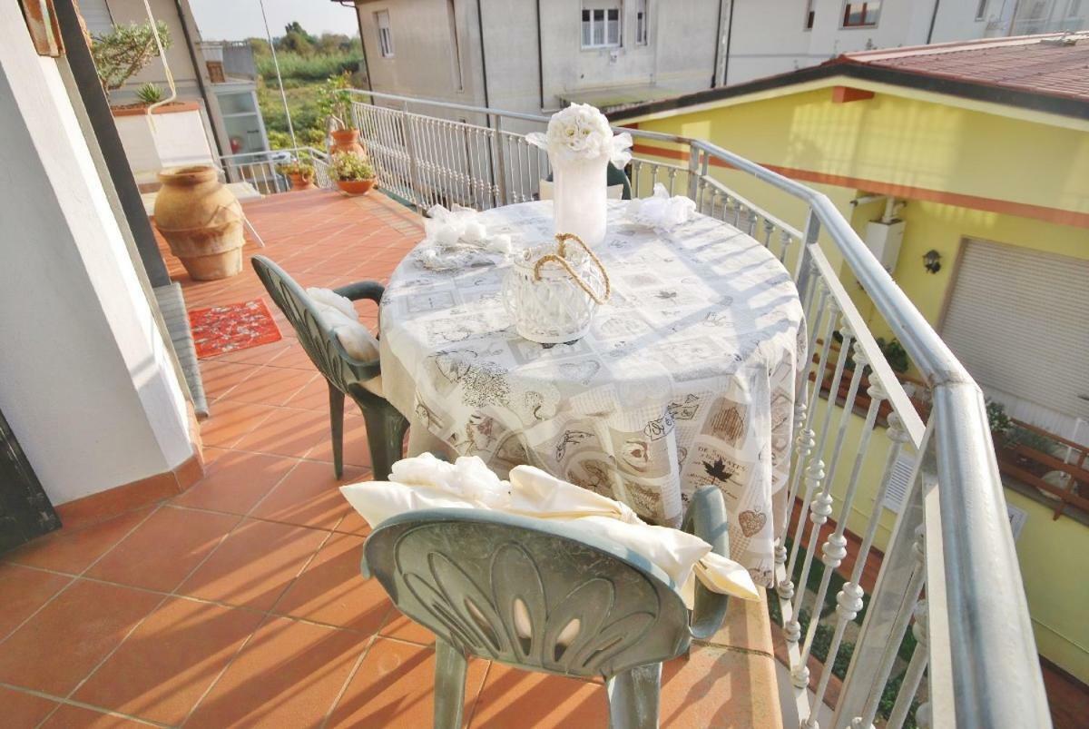 Raffinato Attico Vicino Al Mare Con Solarium Lido Di Camaiore Luaran gambar